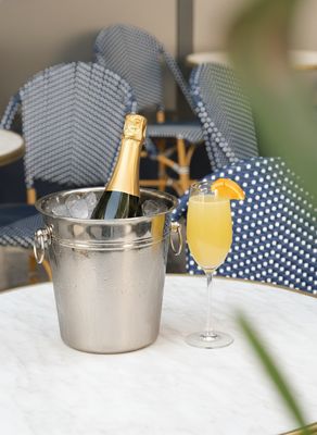 Café Laurel by null