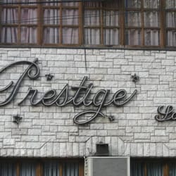 Salón Prestige - El cartel que indica que allí funciona el local