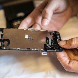 iSmart Tech Repairs - IPhone LCD being replaced.