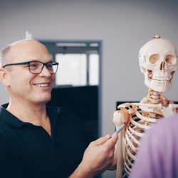 PRAXIS FÜR ORTHOPÄDIE + CHIROPRAKTIK - Orthopedic examination.