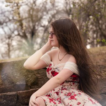 Tamara Copeland Photography - A young woman looking into the distance while the wind tosses her hair. - Session Photography Near Me Tamara Copeland Photography - A young woman looking into the distance while the wind tosses her hair. - Session Photography Near Me