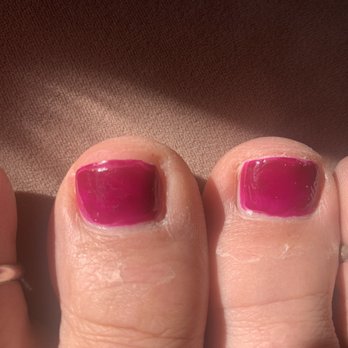 Q Nail Lounge - Looks like paint on top of old paint on peeling feet. I didn't go in with dry feet lol - Nail Salons Near Me - Tucson, Arizona