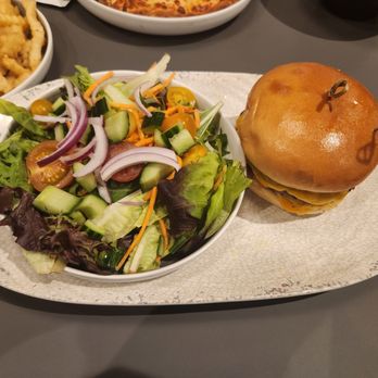 Universal Terra Luna Resort - Cheeseburger with salad - Hotels Near Me - Orlando, Florida Universal Terra Luna Resort - Cheeseburger with salad - Hotels Near Me - Orlando, Florida