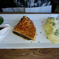 Southside Pub - Steak pie with mash