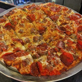 Giordano's - Tavern Style Pizza, thin, crispy and dry. - Salad Near Me - Las Vegas, Nevada Giordano's - Tavern Style Pizza, thin, crispy and dry. - Salad Near Me - Las Vegas, Nevada
