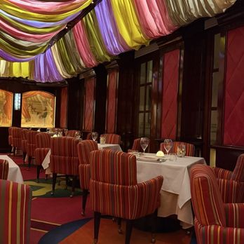 Le Cirque - Such a vibrant interior! :) - French Near Me - Las Vegas, Nevada