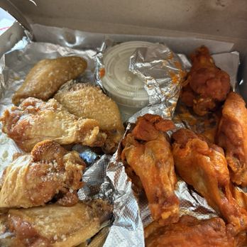 Joey's Pizza Maple - Chicken Wings - half hot, half garlic parm - Pizza Near Me - Buffalo, New York