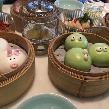 飲茶 - Char siu bao, pineapple pastries in the cage, matcha custard buns and drunken chicken in the back - Dim Sum Near Me - Hong Kong, HK 飲茶 - Char siu bao, pineapple pastries in the cage, matcha custard buns and drunken chicken in the back - Dim Sum Near Me - Hong Kong, HK