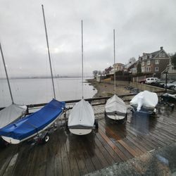 Cottage Park Yacht Club - Logan Airport was across the way and loved seeing the planes come in and out.