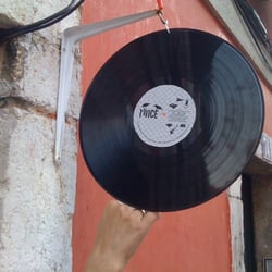 Twice - Vinil a fazer de placa de nome.