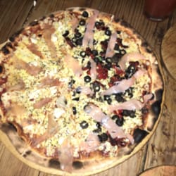 Moloko - Pizza mitad Salmón/mitad Prociutto