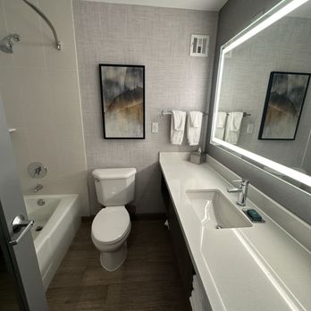 DoubleTree by Hilton Buena Park - Bathroom - Hotels Near Me - Buena Park, California