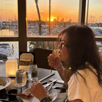 100 Sails Restaurant & Bar - Me eating my Al you can eat butter & lemon drenched crab legs! - Buffets Near Me - Honolulu, Hawaii