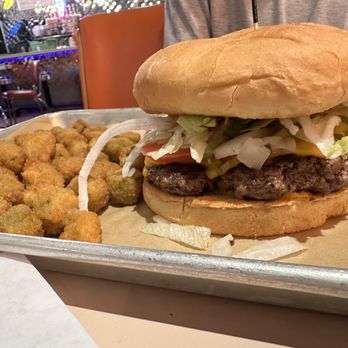 Ponte's Diner - Classic cheeseburger - American Near Me - Fairfield, Texas