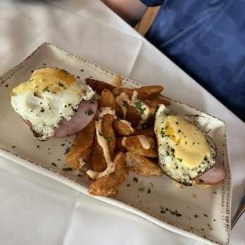 Black Sheep Restaurant - CRAB CAKE BENEDICT -  CRAB CAKES, POACHED EGGS, HOLLANDAISE, HOMEFRIES - New American Near Me - Blue Ridge, Georgia