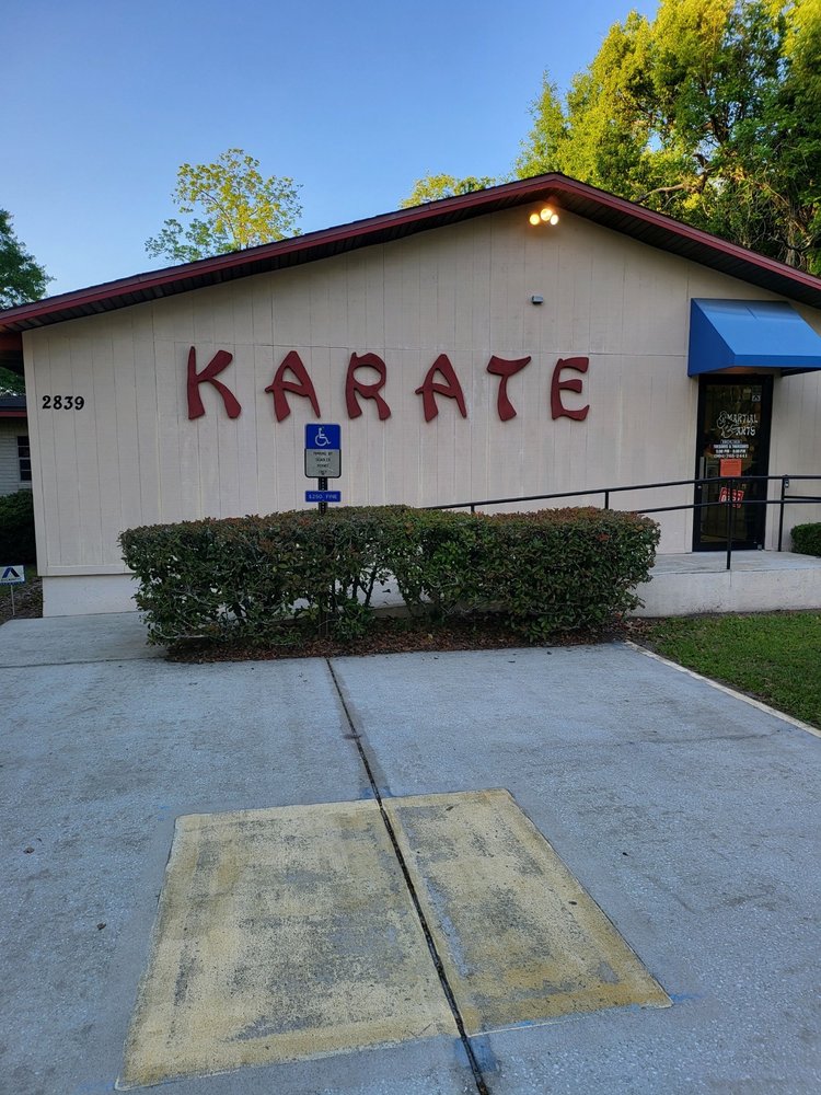 Jerry Williamson Martial Arts School & Supplies Logo