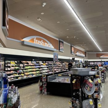 Vons - Meats section and counter - Grocery Near Me - Oxnard, California