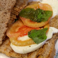 Il Crostone Canaglia - #38: mozzarella di bufala, pomodorini, basilico, EVO