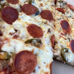 Rico Rino's Pizza - Médium Pepperoni, sausage, mushroom, jalapeño pizza
