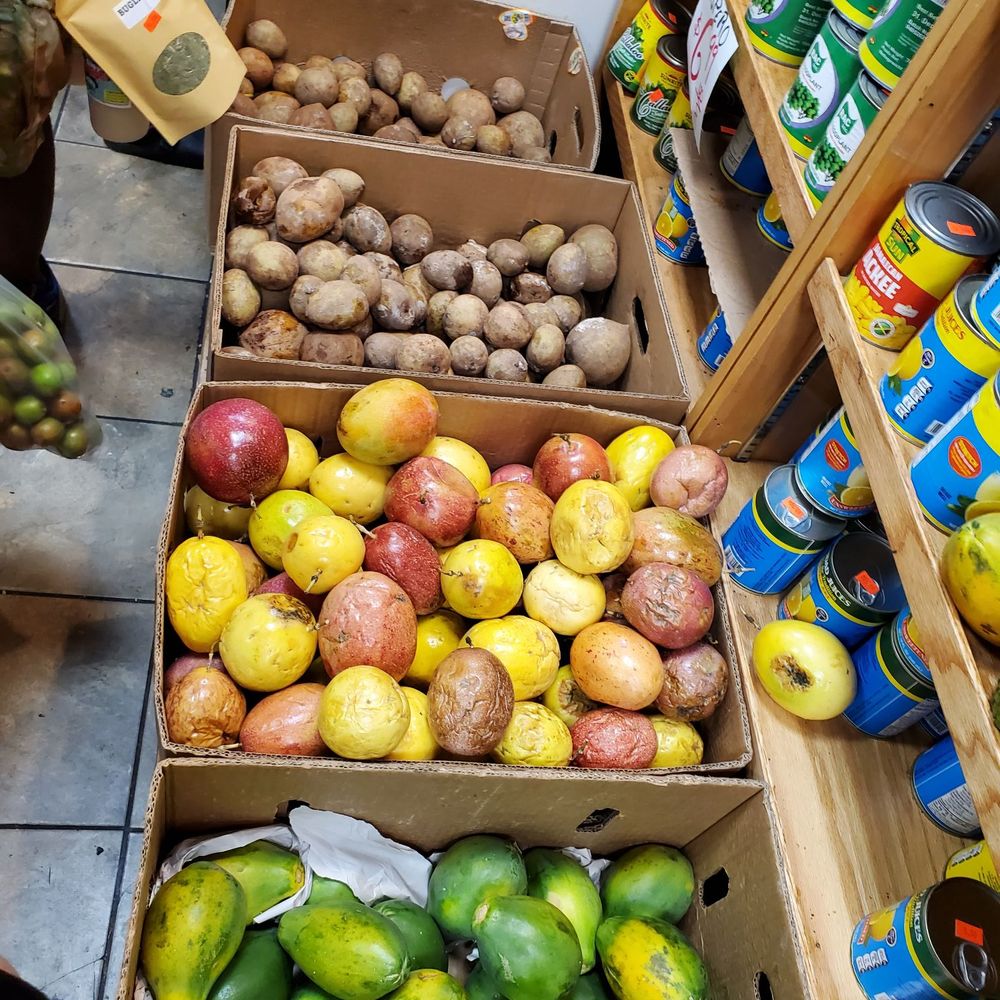 Mini green papaya, passion fruit, and sapota (aka zapodilla) Mini green papaya, passion fruit, and sapota (aka zapodilla)