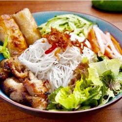 Le Banh Mi - Bun Tht Nuong - lauwarmer Reisnudelsalat m. gegrillt. Schweinefleisch, Frühlingsrollen, knackig eingelegt. Gemüse& Kräutern, sooo lecker