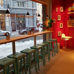 El Burro - Nice barstool bench along the window.