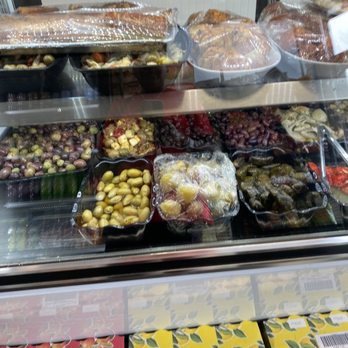 Avella’s Italian Takeout - Deli Case - Pizza Near Me - Middletown, Connecticut