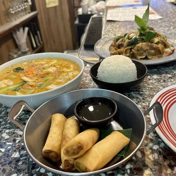 Thai Hot Box - Crispy Spring Roll, Massaman Curry, Drunken Noodle, Jasmine Rice - Thai Near Me - New York, New York Thai Hot Box - Crispy Spring Roll, Massaman Curry, Drunken Noodle, Jasmine Rice - Thai Near Me - New York, New York