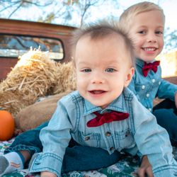 Alexis Vilai Photography - Happy Fall Y'All! #fallseason #vintagetrucksession #dallasphotographer #texasphotographer #kaufmantx