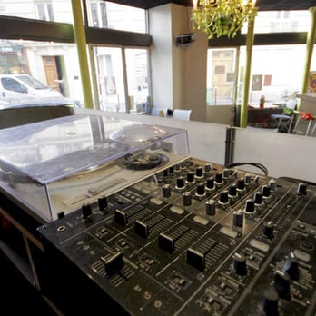 La Karambole - cabine dj - Cocktail Bars Near Me - Paris, 75