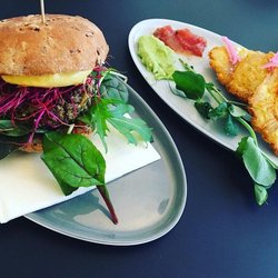 Latienda - Vegan quinoa burger with mango chili mayo, beetroot sprouts and Colombian chips, guacamole-salsa.