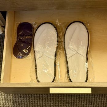 Discovery Inn - Slippers & sleep mask - Hotels Near Me - Friday Harbor, Washington