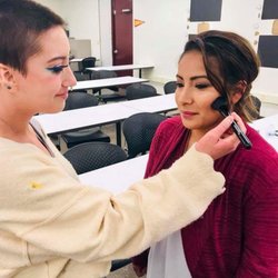 MicMakeupSchool - Assistant Hannah helping a student with her blush placement