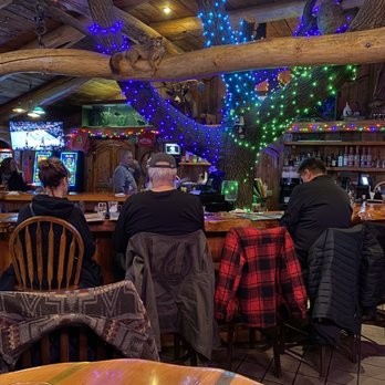 River's Edge Pub & Grub - people sitting at the bar - American Near Me - Wisconsin Dells, Wisconsin River's Edge Pub & Grub - people sitting at the bar - American Near Me - Wisconsin Dells, Wisconsin