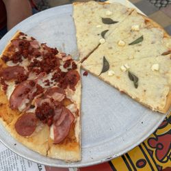 El Cardenal - Pizza, mitad carne fría, y cuatro quesos