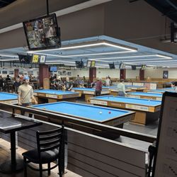Carom Cafe Billiards - Spacious house