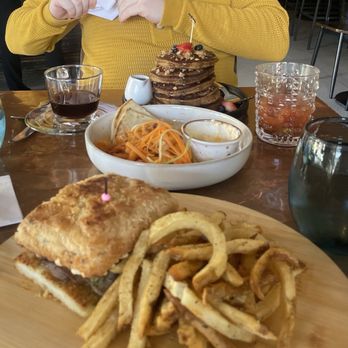 Ovelia - Greek Near Me - Astoria, New York
