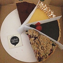 Cachito Mío - Tiramisu, limón, ganache de chocolate y crumble de frutos rojos.