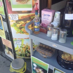 Caffe tazzo - Menú expuesto en la parte de afuera con precios.
