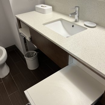 Hampton Inn Tulsa/Broken Arrow - I thought the two rollout counters were an ingenious idea! - Hotels Near Me - Broken Arrow, Oklahoma