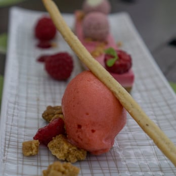 Apples - Himbeer-Sauerrahm-Trifle Limoncello-Gelee, Haselnuss-Biskuit, Erdbeersorbet, Grissini - Modern European Near Me - Hamburg, HH
