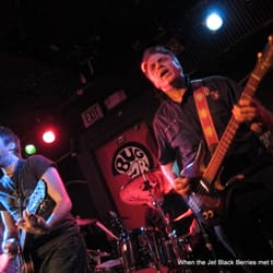 Bug Jar - Johnny Cummings (left) and Gary Trainer (right) of the Jet Black Berries on stage @ the Jar