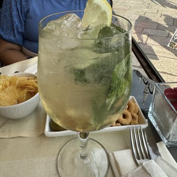Motta - Hugo spritz - Cafes Near Me - Milan, Michigan