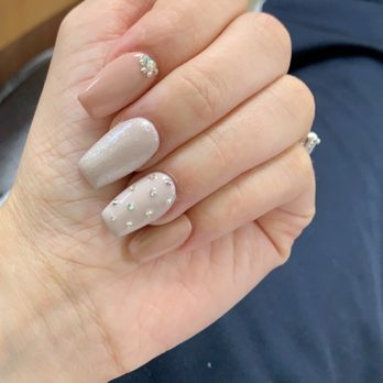 Diamond Nails & Spa - Nail Salons Near Me - Lawrence, Massachusetts
