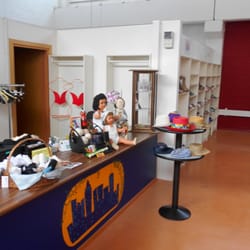 Mercatopoli Parma Sud - Bancone al piano superiore dedicato al ritiro abbigliamento.