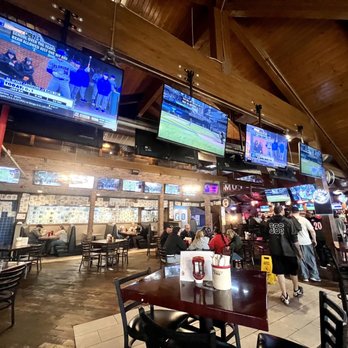 Muddy Cow - Tvs and Games - Sports Bars Near Me - Coon Rapids, Minnesota
