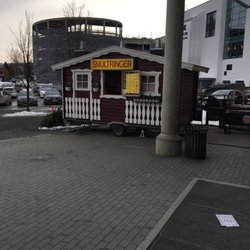 Amundsen Sport CC Gjøvik - Smulteringboden utenfor hovedinngangen av CC!