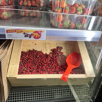 ICA Supermarket - Fresh Lingonberry - Shopping Near Me - Floda, O
