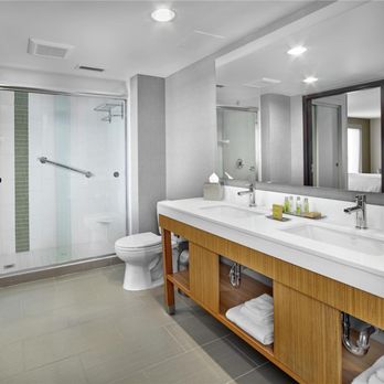 DoubleTree by Hilton Edmonton Downtown - Guest room bath - Hotels Near Me - Edmonton, Alberta DoubleTree by Hilton Edmonton Downtown - Guest room bath - Hotels Near Me - Edmonton, Alberta