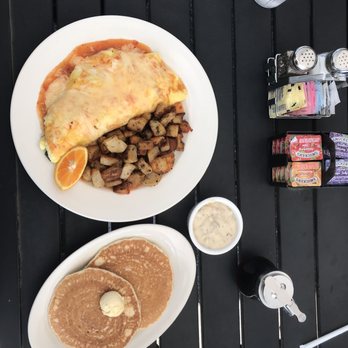 Lucio's - CUSTOM OMELET + Gravy - Breakfast & Brunch Near Me - Quincy, California